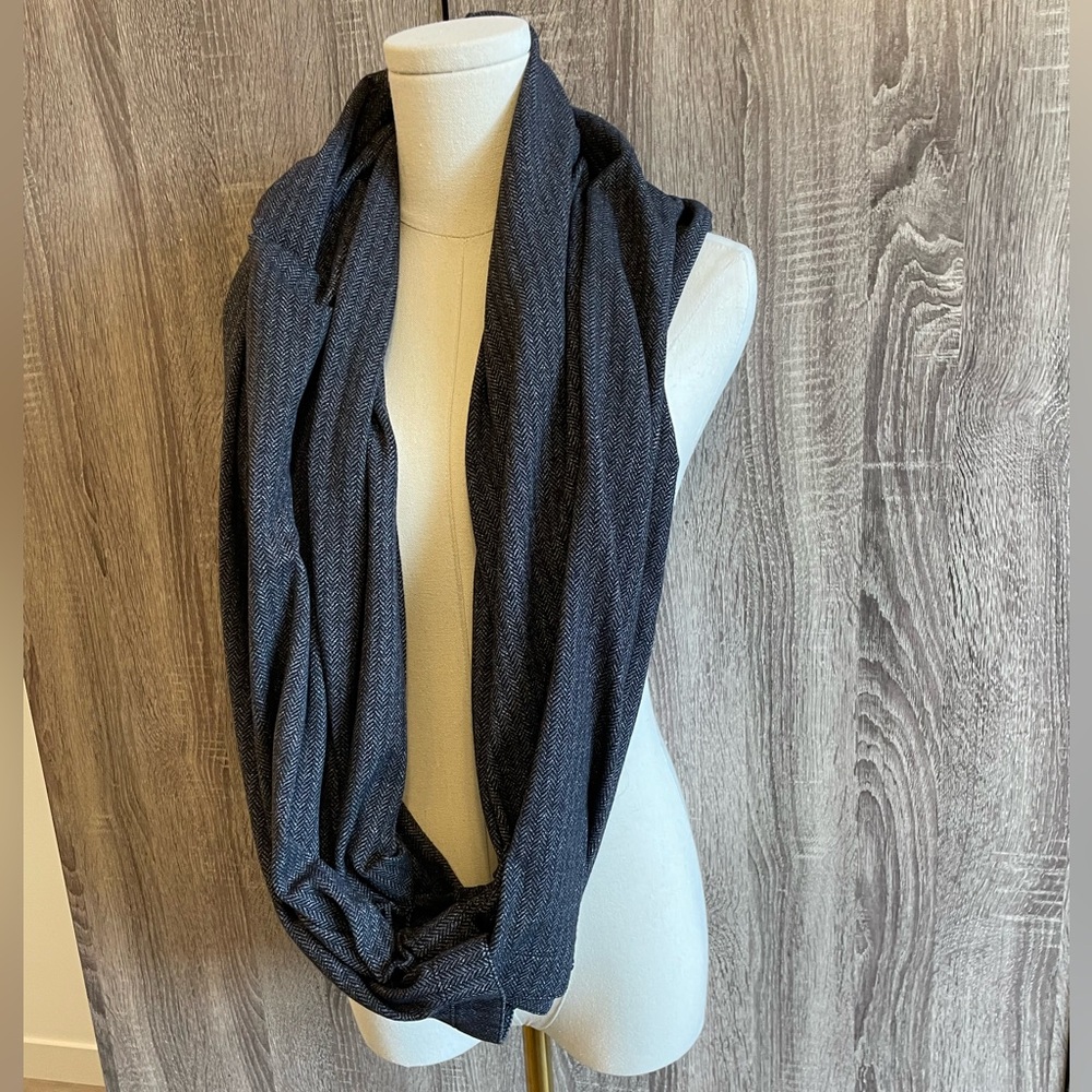 NWT - LULULEMON Dark Grey Chevron Striped Vintasa Customizable Snap Scarf.